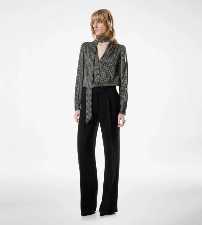 Langärmelige Seidenbluse mit V-Ausschnitt und Lavallière Langärmelige Seidenbluse mit V-Ausschnitt und Lavallière