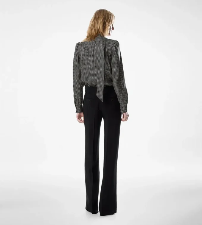 Langärmelige Seidenbluse mit V-Ausschnitt und Lavallière Langärmelige Seidenbluse mit V-Ausschnitt und Lavallière