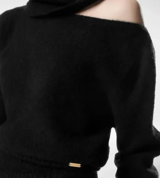 Langärmeliger Strickpullover mit U-Boot-Ausschnitt und Tom Ford-Metallplakette
