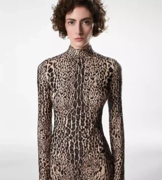 Langärmeliges Abendkleid mit Stehkragen