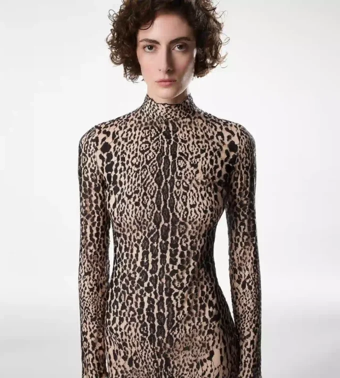 Langärmeliges Abendkleid mit Stehkragen Langärmeliges Abendkleid mit Stehkragen