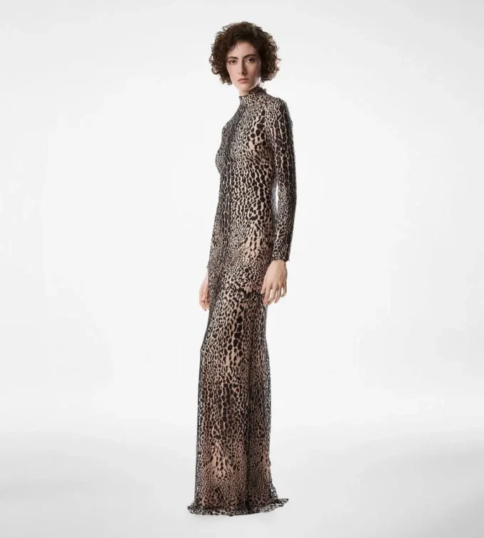 Langärmeliges Abendkleid mit Stehkragen Langärmeliges Abendkleid mit Stehkragen