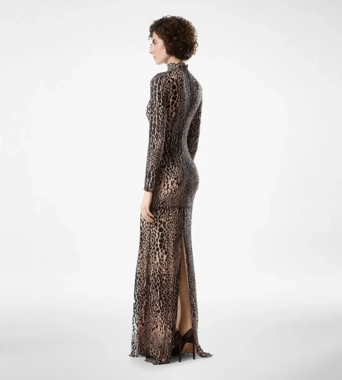 Langärmeliges Abendkleid mit Stehkragen Langärmeliges Abendkleid mit Stehkragen