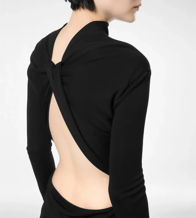 Langärmeliges asymmetrisches Abendkleid mit gedrehtem Rücken Langärmeliges asymmetrisches Abendkleid mit gedrehtem Rücken
