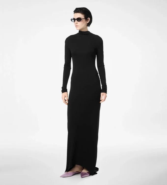 Langärmeliges asymmetrisches Abendkleid mit gedrehtem Rücken Langärmeliges asymmetrisches Abendkleid mit gedrehtem Rücken