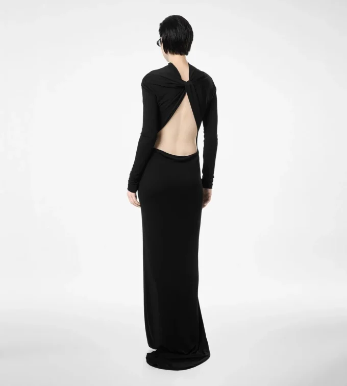Langärmeliges asymmetrisches Abendkleid mit gedrehtem Rücken Langärmeliges asymmetrisches Abendkleid mit gedrehtem Rücken