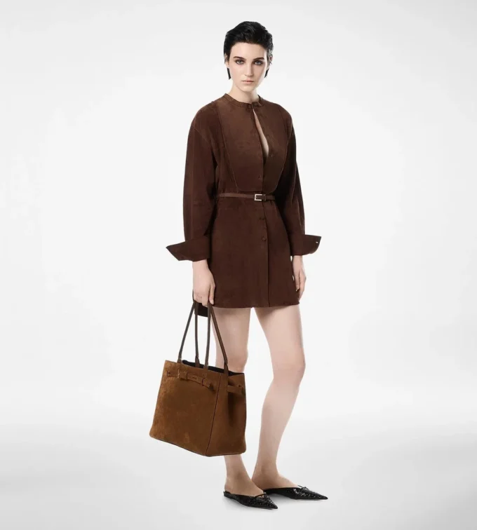 Mini-Hemdkleid aus vollnarbigem Lammwildleder mit Gürtel und Plastron