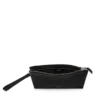 Minimalistische, schmale Tasche aus genarbtem Leder mit Handgelenkband