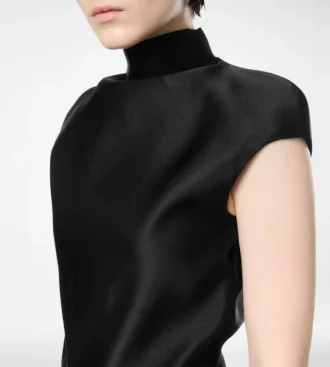 Playsuit aus doppelter Seide Duchesse mit Cut-Out Playsuit aus doppelter Seide Duchesse mit Cut-Out