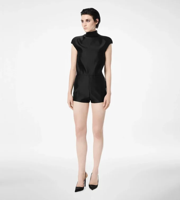 Playsuit aus doppelter Seide Duchesse mit Cut-Out Playsuit aus doppelter Seide Duchesse mit Cut-Out