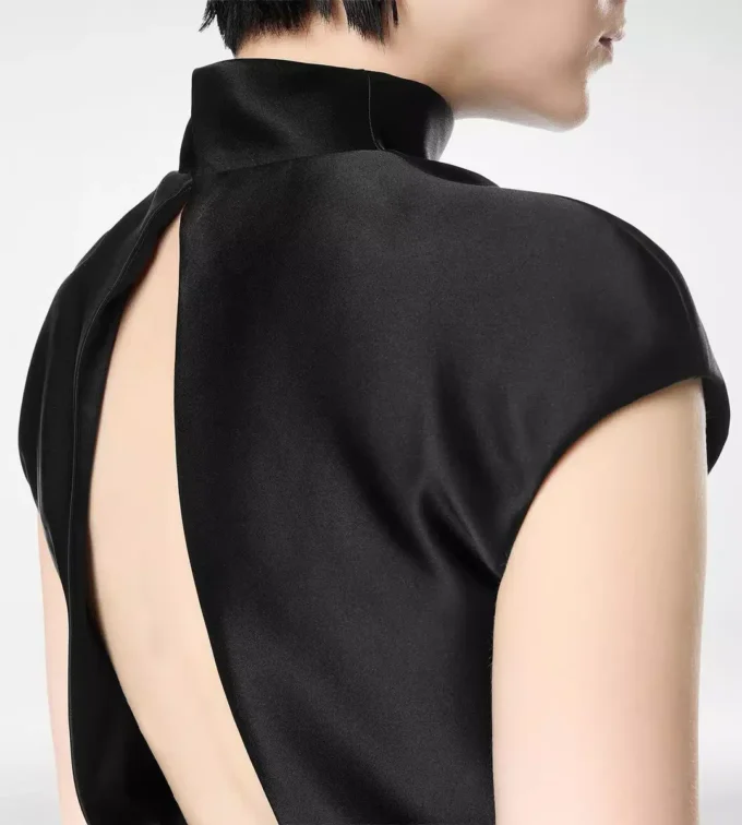 Playsuit aus doppelter Seide Duchesse mit Cut-Out Playsuit aus doppelter Seide Duchesse mit Cut-Out
