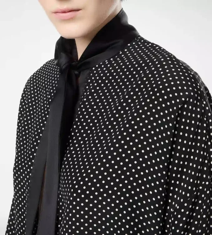 Polka Dot Seiden-Crêpe-de-Chine-Lavallière-Tunika-Oberteil mit Smoking-Details