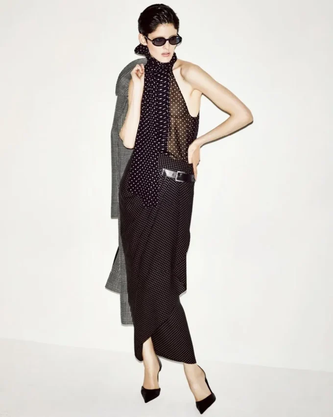 Seidenwickelrock mit Polka-Dot-Muster und Lederdetails Seidenwickelrock mit Polka-Dot-Muster und Lederdetails