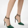 Pumps mit T-Riemen aus bedrucktem Pythonleder Pumps mit T-Riemen aus bedrucktem Pythonleder
