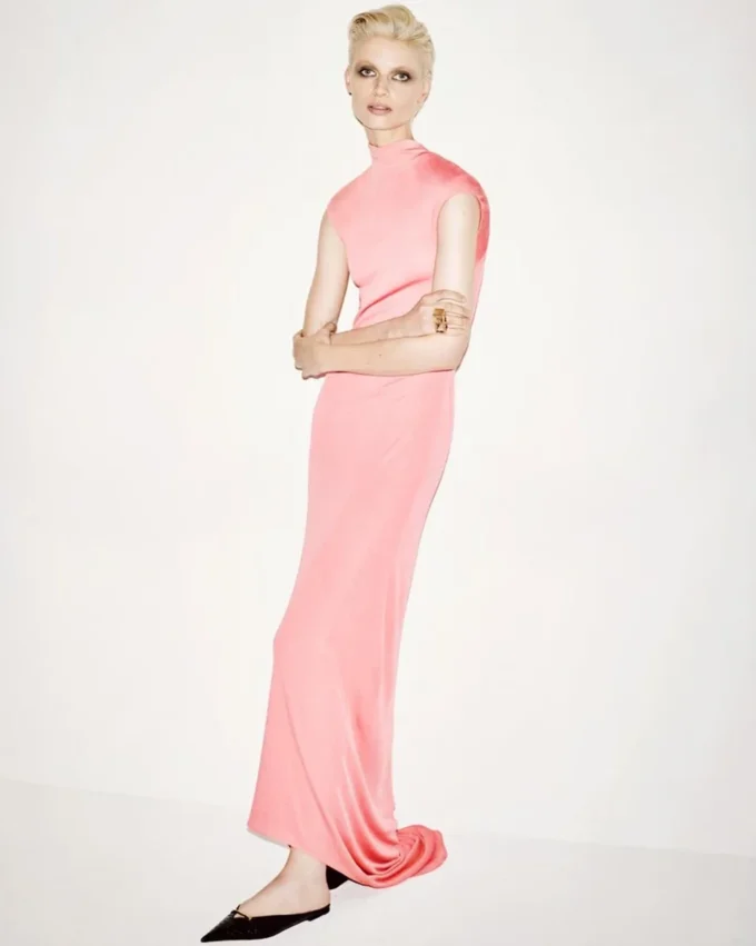 Ärmelloses asymmetrisches Abendkleid mit gedrehtem Rücken Ärmelloses asymmetrisches Abendkleid mit gedrehtem Rücken