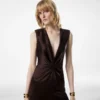 Ärmelloses Seiden-Abendkleid mit tiefem V-Ausschnitt und gedrehter Vorderseite Ärmelloses Seiden-Abendkleid mit tiefem V-Ausschnitt und gedrehter Vorderseite