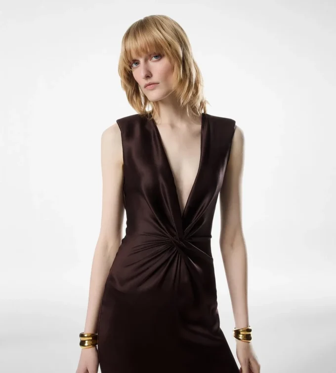 Ärmelloses Seiden-Abendkleid mit tiefem V-Ausschnitt und gedrehter Vorderseite Ärmelloses Seiden-Abendkleid mit tiefem V-Ausschnitt und gedrehter Vorderseite