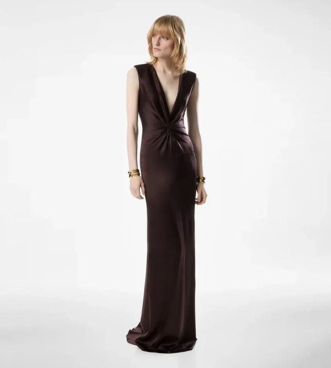 Ärmelloses Seiden-Abendkleid mit tiefem V-Ausschnitt und gedrehter Vorderseite Ärmelloses Seiden-Abendkleid mit tiefem V-Ausschnitt und gedrehter Vorderseite