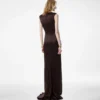 Ärmelloses Seiden-Abendkleid mit tiefem V-Ausschnitt und gedrehter Vorderseite Ärmelloses Seiden-Abendkleid mit tiefem V-Ausschnitt und gedrehter Vorderseite
