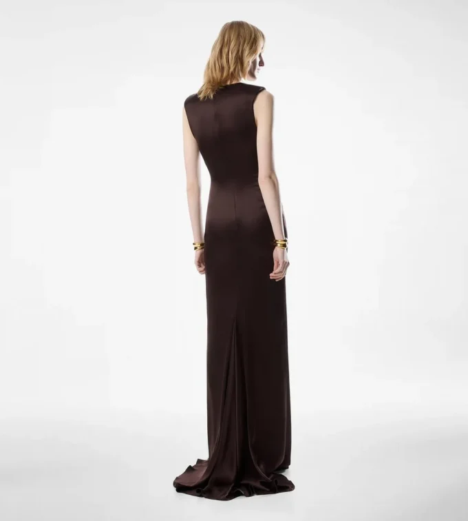 Ärmelloses Seiden-Abendkleid mit tiefem V-Ausschnitt und gedrehter Vorderseite Ärmelloses Seiden-Abendkleid mit tiefem V-Ausschnitt und gedrehter Vorderseite