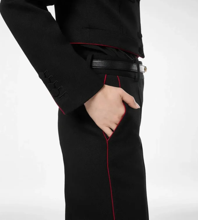 Schicke Offiziershose aus Wollgabardine mit Paspelierung Schicke Offiziershose aus Wollgabardine mit Paspelierung