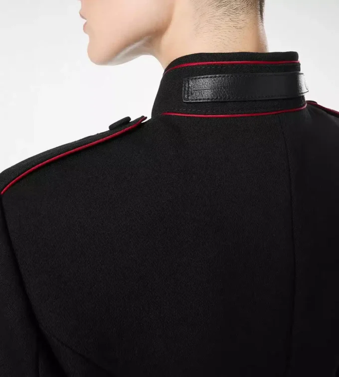 Schicke Offiziersjacke aus Wollgabardine mit Paspelierung Schicke Offiziersjacke aus Wollgabardine mit Paspelierung