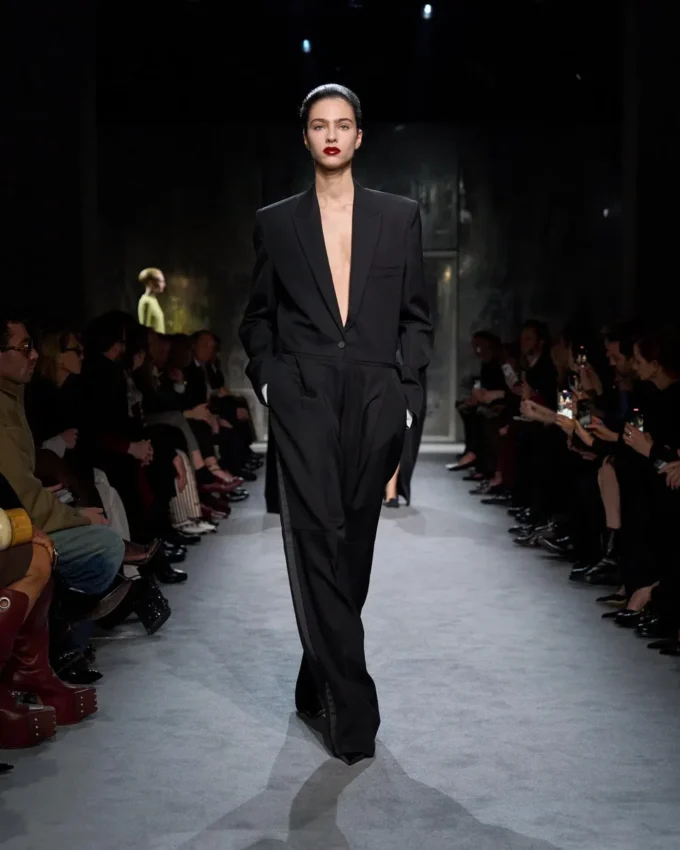 Schicker Woll-Smoking-Jumpsuit Schicker Woll-Smoking-Jumpsuit