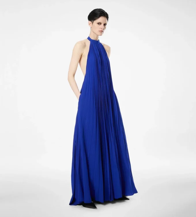 Seiden-Halterneck-Abendkleid mit Sunray-Plissee