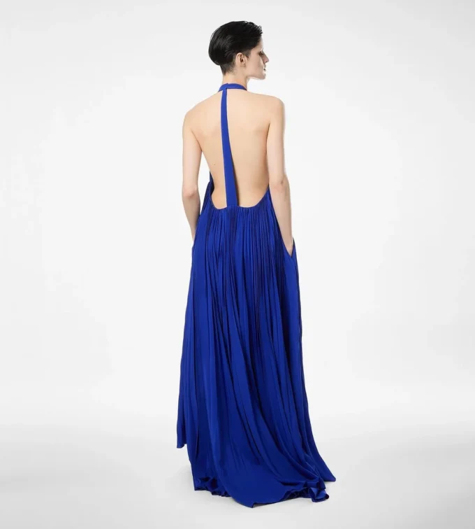 Seiden-Halterneck-Abendkleid mit Sunray-Plissee
