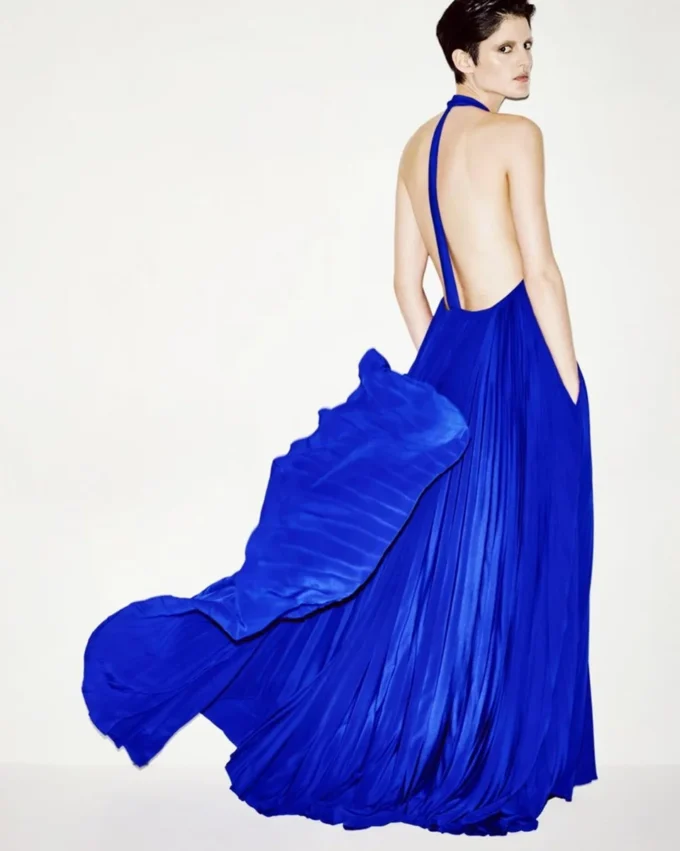 Seiden-Halterneck-Abendkleid mit Sunray-Plissee
