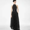 Seiden-Halterneck-Abendkleid mit Sunray-Plissee und Lederdetails Seiden-Halterneck-Abendkleid mit Sunray-Plissee und Lederdetails