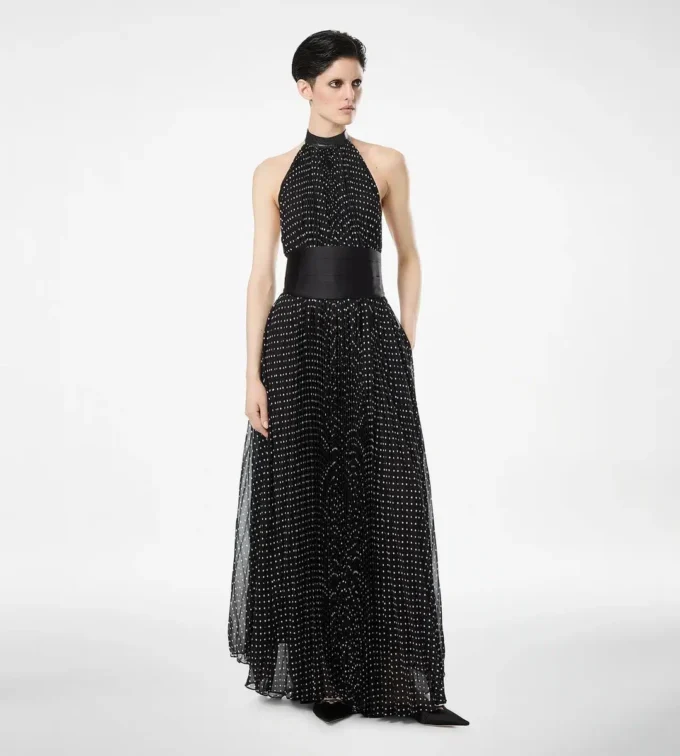 Seiden-Halterneck-Abendkleid mit Sunray-Plissee und Lederdetails Seiden-Halterneck-Abendkleid mit Sunray-Plissee und Lederdetails