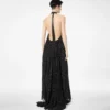 Seiden-Halterneck-Abendkleid mit Sunray-Plissee und Lederdetails Seiden-Halterneck-Abendkleid mit Sunray-Plissee und Lederdetails