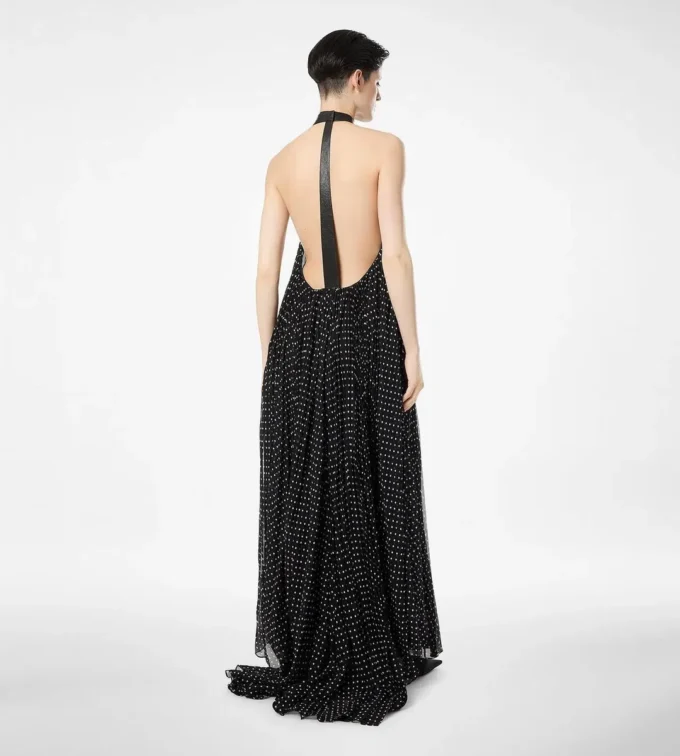 Seiden-Halterneck-Abendkleid mit Sunray-Plissee und Lederdetails Seiden-Halterneck-Abendkleid mit Sunray-Plissee und Lederdetails