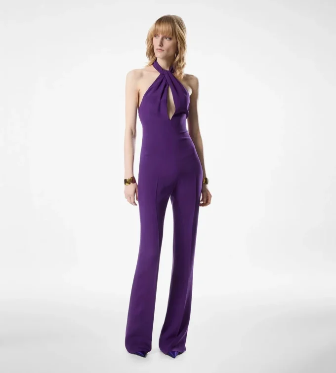 Seidenjumpsuit mit Neckholder und gedrehtem Vorderteil Seidenjumpsuit mit Neckholder und gedrehtem Vorderteil
