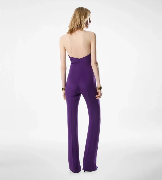 Seidenjumpsuit mit Neckholder und gedrehtem Vorderteil Seidenjumpsuit mit Neckholder und gedrehtem Vorderteil