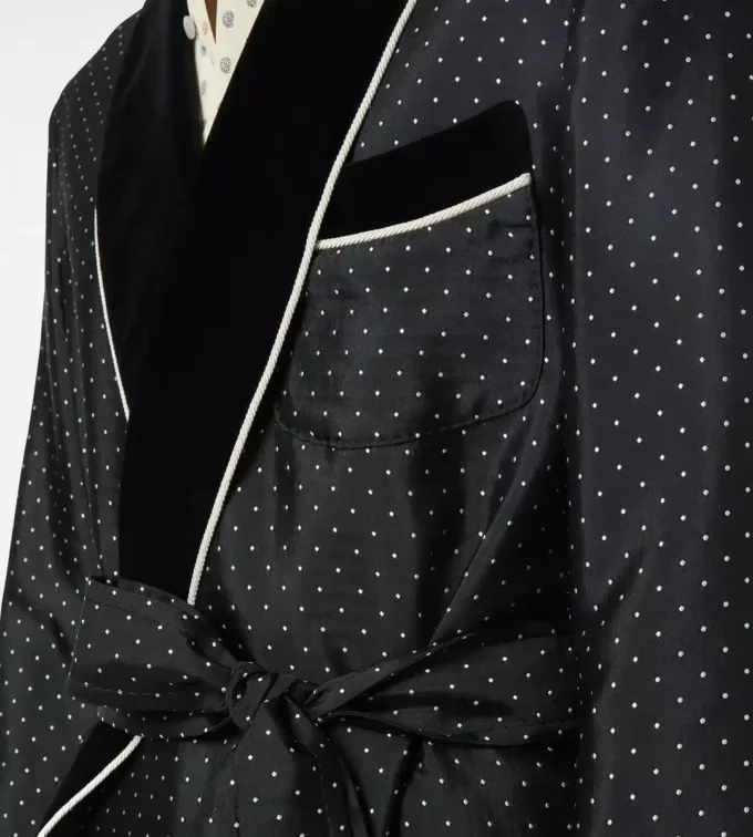 Seidenmantel mit Polka-Dot-Muster und Schalkragen Seidenmantel mit Polka-Dot-Muster und Schalkragen