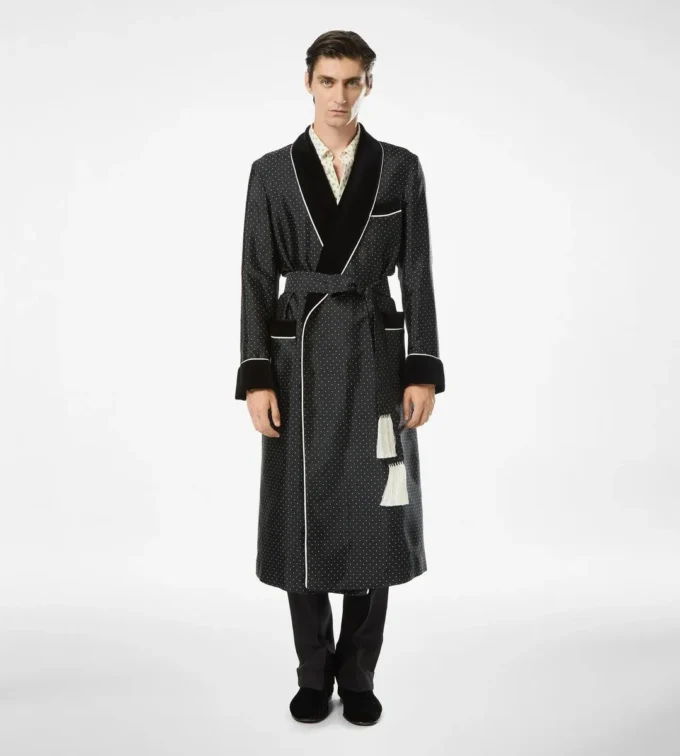 Seidenmantel mit Polka-Dot-Muster und Schalkragen Seidenmantel mit Polka-Dot-Muster und Schalkragen