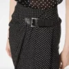 Seidenwickelrock mit Polka-Dot-Muster und Lederdetails Seidenwickelrock mit Polka-Dot-Muster und Lederdetails
