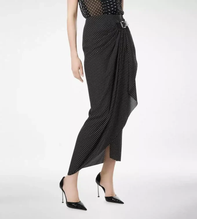 Seidenwickelrock mit Polka-Dot-Muster und Lederdetails Seidenwickelrock mit Polka-Dot-Muster und Lederdetails
