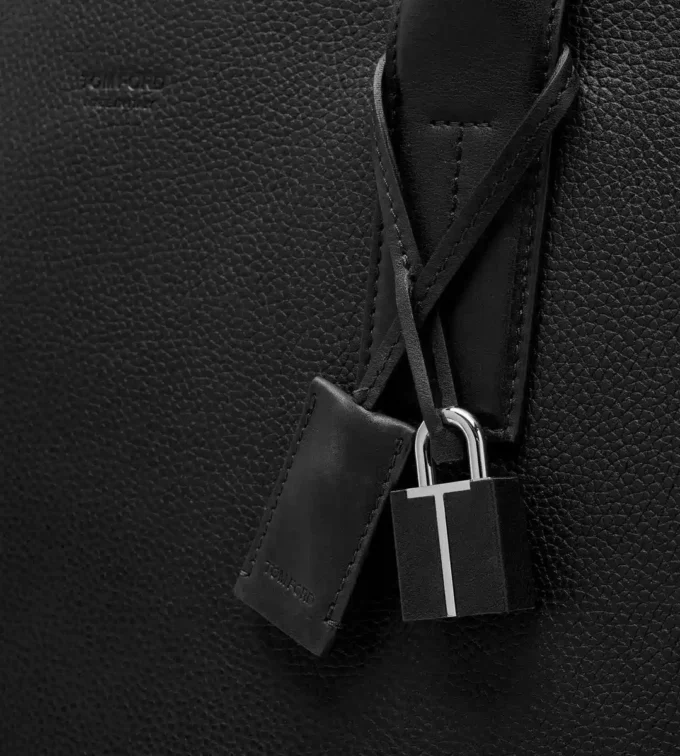 T-Line East-West Tote aus genarbtem Leder T-Line East-West Tote aus genarbtem Leder