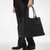 T-Line East-West Tote aus genarbtem Leder T-Line East-West Tote aus genarbtem Leder