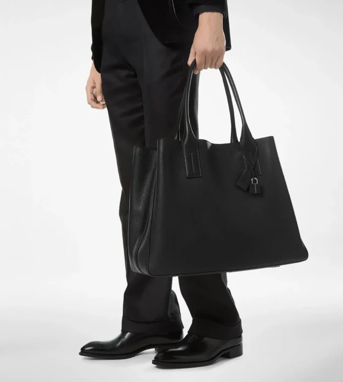 T-Line East-West Tote aus genarbtem Leder T-Line East-West Tote aus genarbtem Leder