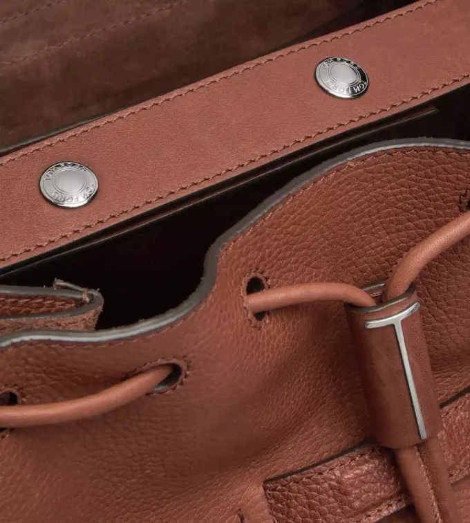 T-Line-Rucksack mit Klappe aus genarbtem Leder T-Line-Rucksack mit Klappe aus genarbtem Leder