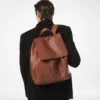 T-Line-Rucksack mit Klappe aus genarbtem Leder T-Line-Rucksack mit Klappe aus genarbtem Leder
