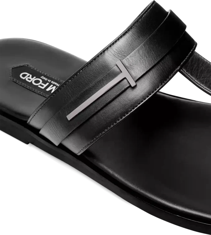 T-Sandale aus glattem Leder T-Sandale aus glattem Leder