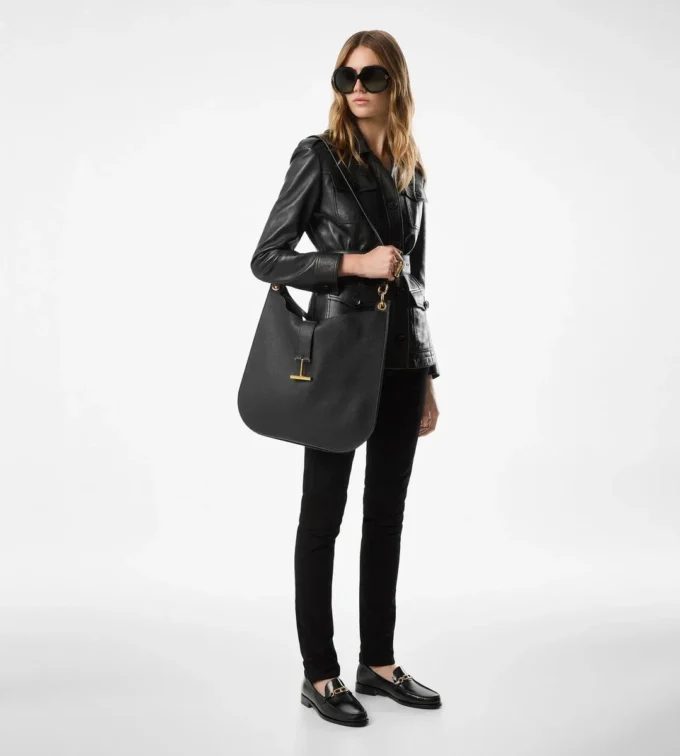 Tara Large Crossbody aus genarbtem Leder Tara Large Crossbody aus genarbtem Leder