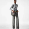 Tara Medium Crossbody aus genarbtem Leder Tara Medium Crossbody aus genarbtem Leder