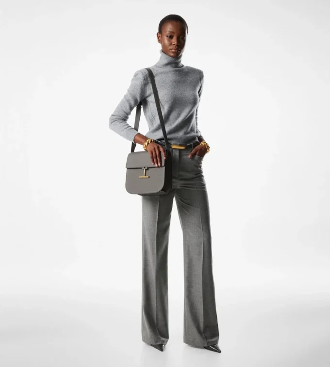 Tara Medium Crossbody aus genarbtem Leder Tara Medium Crossbody aus genarbtem Leder