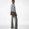 Tara Medium Crossbody aus genarbtem Leder Tara Medium Crossbody aus genarbtem Leder